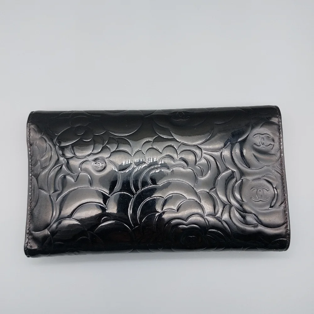 🖤CHANEL Black Camellia Patent Leather Clutch/Wallet🖤